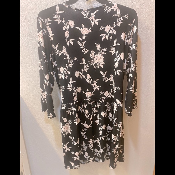 White House Black Market Floral Skort Romper XL Like new! - Picture 4 of 7